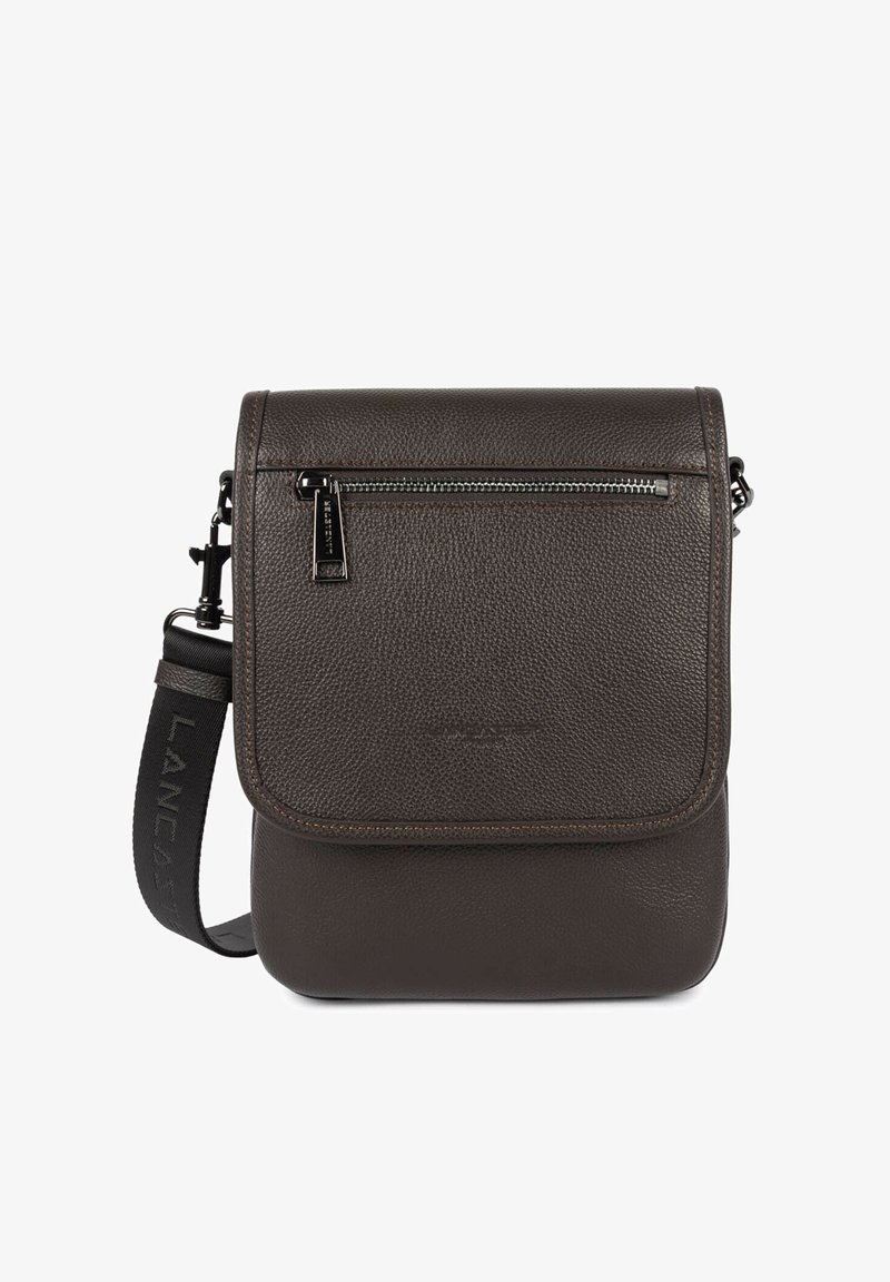 Sac bandoulière en cuir texturé marron foncé avec poche zippée à l'avant et bandoulière noire réglable embossée du nom de la marque.