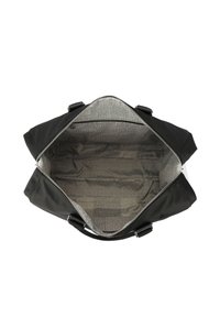Sac fourre-tout noir avec un extérieur lisse, fermeture éclair argentée et un intérieur spacieux doté d'une doublure grise à motifs avec du texte répété.