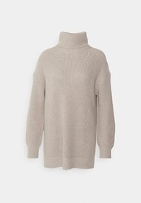 Pull à col roulé en tricot beige avec manches longues et poignets et ourlet côtelés, présenté sur un fond blanc.