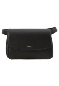 Borsa DKNY nera in materiale sintetico testurizzato, con chiusura a patta e un logo dorato discreto sul davanti.