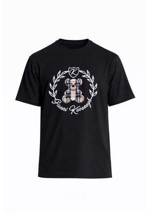 Čierne tričko s krátkym rukávom s motívom károvaného medvedíka v vavrínovom venci so štítom a nápisom „Gianni Kavanagh“ pod ním.