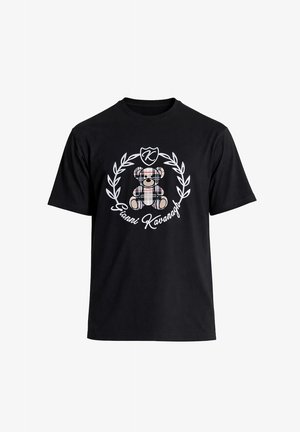 Zwart T-shirt met korte mouwen waarop een geruite teddybeer is afgebeeld, omringd door een lauwerkrans met een schild en de tekst "Gianni Kavanagh" eronder.