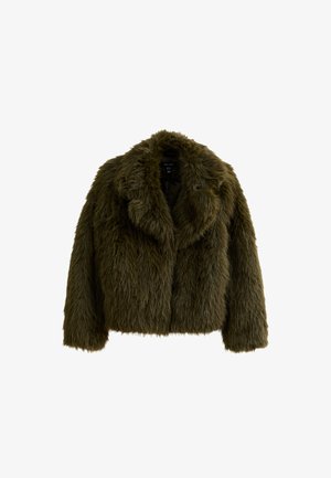 Olijfgroene nepbont geknipte jas met brede kraag, diepe voortassen en een gestructureerde, luxe afwerking. Ontworpen met een ontspannen pasvorm.