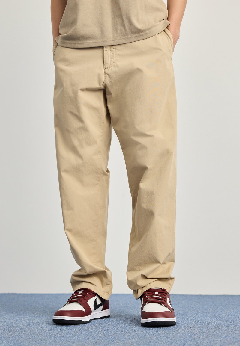 Carhartt WIP - CALDER PANT - Stoffhose - beige, Vergrößern