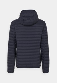 Mörkblå puffjacka med horisontell quiltning, huva och långa ärmar. Har elastiska muddar och en fåll som sitter tajt vid midjan.