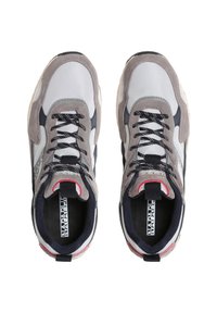 Sneaker grigie e bianche con un design in suede e rete. Presentano lacci neri, dettagli in blu navy e una linguetta sul retro.