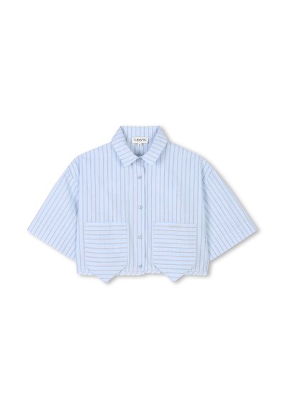 Chemise à boutons raccourcie en bleu clair avec des rayures verticales. Comprend un col, deux poches avant et des manches courtes.