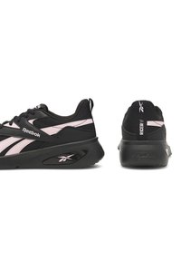 Czarne sportowe sneakersy z różowymi akcentami, cholewka z siateczki i materiału syntetycznego, gruba piankowa podeszwa oraz detale z logo po bokach i z tyłu.