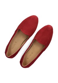 Rode suede instappers met een ronde neus en een vlakke zool. Aan de binnenkant voorzien van tan leren voering. Minimalistisch ontwerp zonder versieringen.