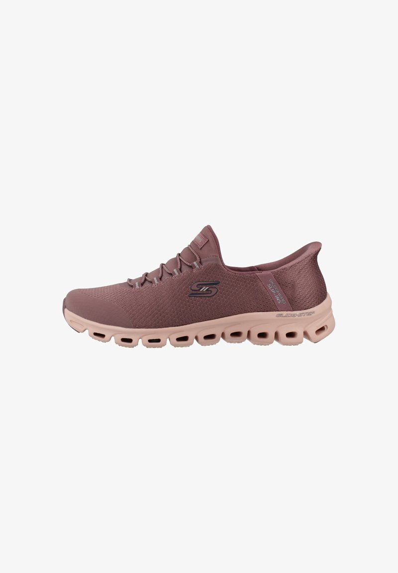 Baskets légères mauves Skechers à enfiler avec dessus en mesh, lacets élastiques, semelle rembourrée avec poches d'air, et logo de marque sur le côté.