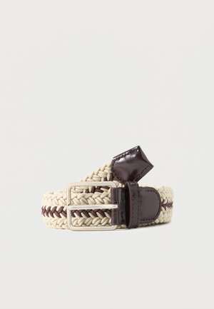 Bež platneni pas z rjavim usnjenim robom in srebrno pravokotno sponko, zvit na belem ozadju.