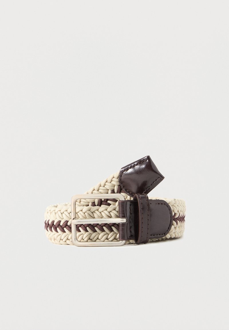 Μπεζ υφασμάτινη ζώνη με σκούρες καφέ δερμάτινες λεπτομέρειες και ασημί ορθογώνια αγκράφα, τυλιγμένη πάνω σε λευκό φόντο.