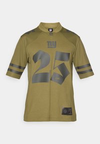 Olivově zelený krátký rukávový dres se zásadním šedým číslem "25" a logem "NY", se šedými pruhy na rukávech a NFL štítkem na spodní části.