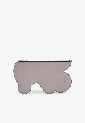 Bolsa gris con cremallera en forma de vagón de tren estilizado, con material texturizado y una cremallera plateada en la parte superior.