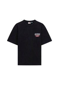 T-shirt in cotone nero con maniche corte e collo rotondo. Presenta un piccolo logo "GUESS" rosso e bianco sulla parte sinistra del petto.