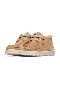 Scarpe per bambini in suede marrone con lacci beige e cuciture bianche, dotate di suole in gomma bianca e marchio "Falcotto" sul lato.