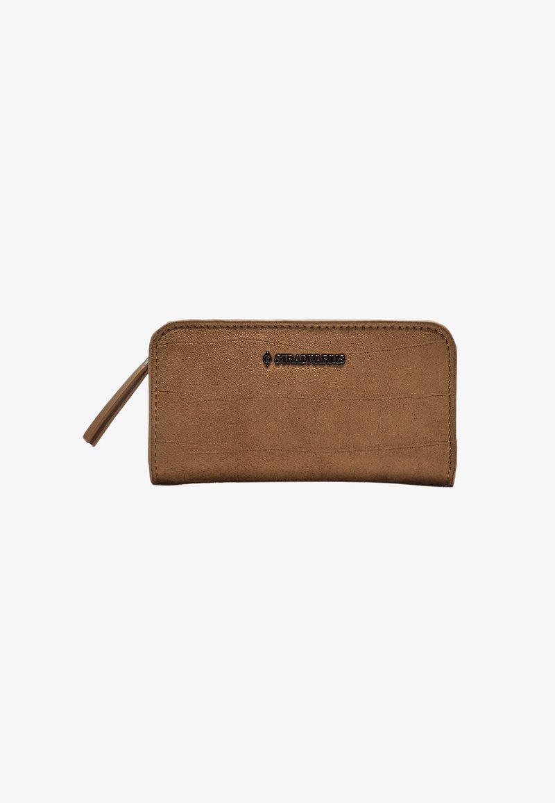 Brun läderplånbok med en texturerad yta, dragkedjestängning och en liten dragkedjeanslutning. Har en svart logotypdetalj på framsidan.