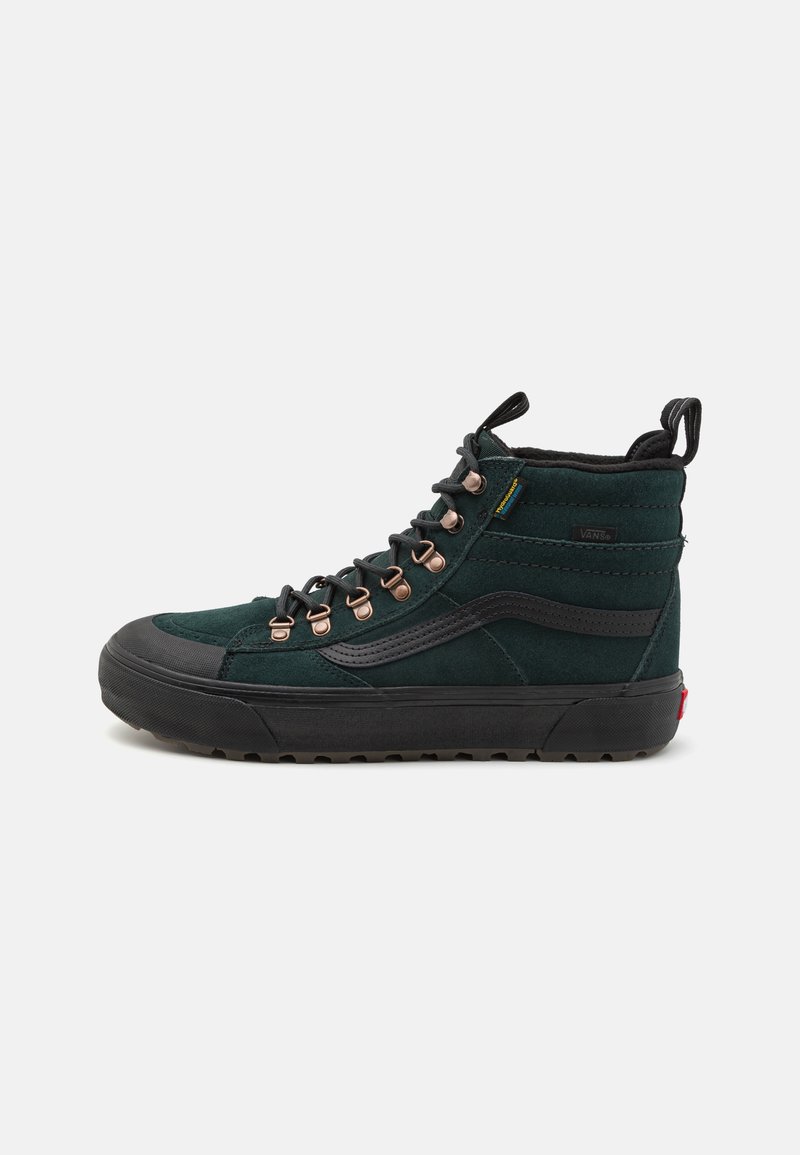 Mørkegrønn semsket høy-top sneakers med svarte detaljer, metallhull og en teksturert svart gummisåle. Har en pull-tab på hælen.