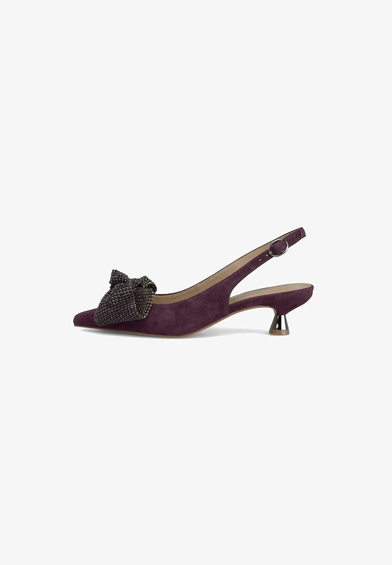 Chaussure slingback en suède violet avec un bout pointu, un nœud décoratif en perles noires, et un talon en cône métallique.