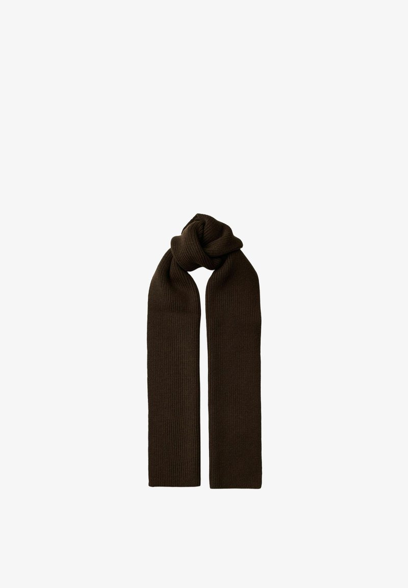 Écharpe tricotée marron foncé nouée en un nœud lâche avec de longs pans qui pendent sur un fond blanc.