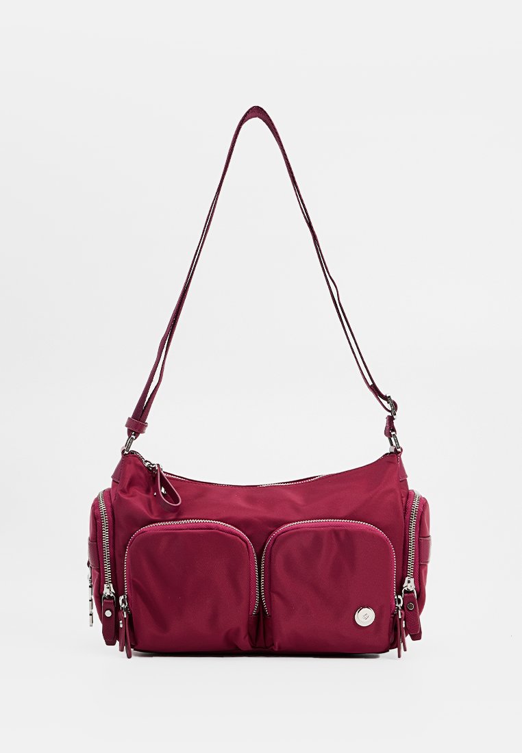 Rote Handtasche aus Stoff mit einer geschwungenen Form, zwei vorderen Reißverschlussfächern und einem langen, verstellbaren Tragegurt. Mit silbernen Hardware-Akzenten.