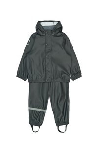 Traje de lluvia gris impermeable con capucha, que presenta puños elásticos, cierres a presión, franjas reflectantes en los pantalones y una textura suave.