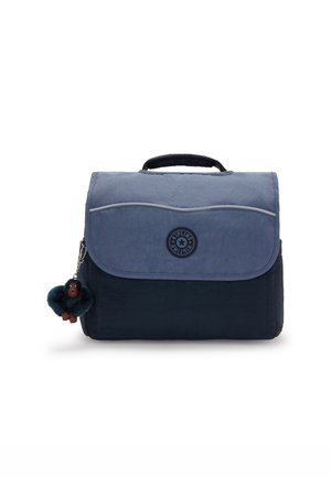 Blå og navy Kipling taske med top håndtag, flap lukning, front logo patch og vedhæftet lille plyssabel abe nøglering.