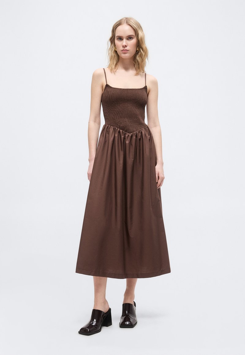 Abercrombie & Fitch DIPPED WAIST SMOCKED MIDI - Day dress - brown - Zalando