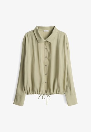Camicia blusa verde chiaro con colletto, maniche lunghe, fondo arricciato e dettaglio con cordoncino. Realizzata in tessuto morbido.