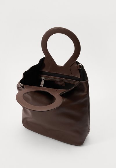 Borsa in pelle marrone con una forma strutturata, dotata di un manico rotondo e di una tasca interna con zip. Texture liscia con accenti minimi.