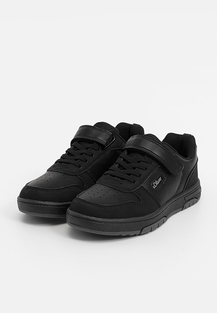 Czarne sneakersy wykonane z materiału syntetycznego, charakteryzujące się gładką teksturą, z zapięciem na sznurówki i rzep. Perforowane detale w części na palce.