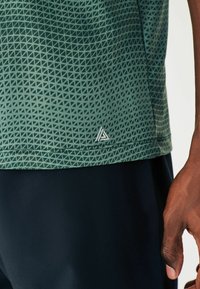 Next ACTIVE TIE DYE - Marškinėliai su spaudiniu - mottled green