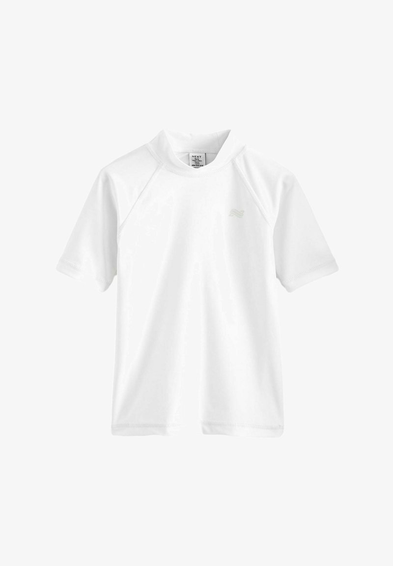 Weißes kurzärmliges Rashguard mit hohem Kragen und kleinem, dezentem Logo auf der linken Brust, für Kinder entworfen.