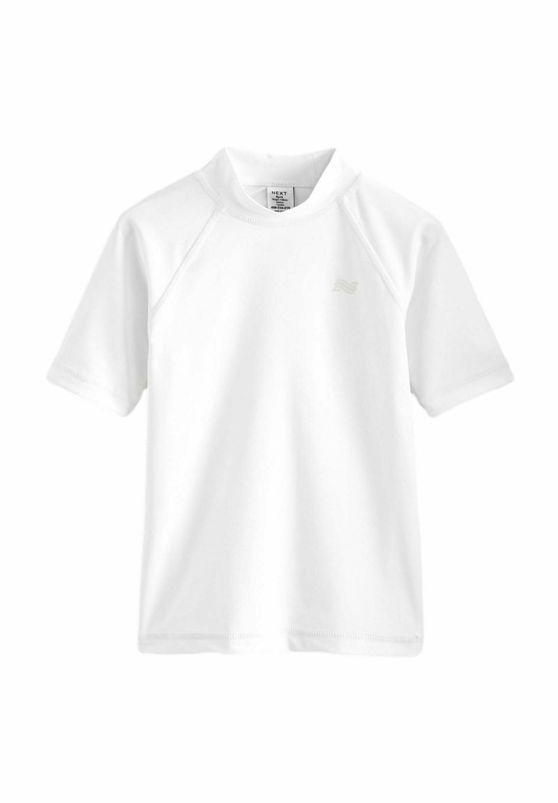 Kortärmad, vit rash guard av elastiskt tyg. Har en rund hals, raglanärmar och en diskret logotyp på bröstet. Slät textur.
