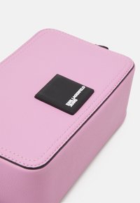Karl Lagerfeld Jeans LOGO PATCH CAMERA - Torba preko tijela - moonlite mauve
