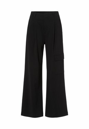 Černé kalhoty širokého střihu vyrobené z hladkého materiálu, s boční kapsou typu cargo a předními sklady, nabízející uvolněný a funkční design.
