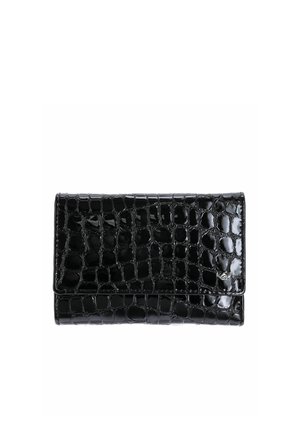 Portefeuille noir brillant avec texture crocodile et petit logo argenté sur le rabat avant, isolé sur fond blanc.