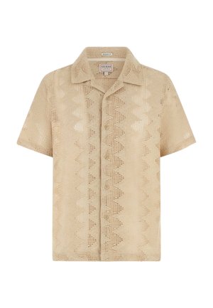 Camicia beige a maniche corte con bottoni, colletto a punta e motivo a zigzag sottile traforato su tutto il tessuto.