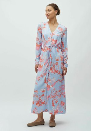 Pikkade varrukatega lillemustriga kleit helesinisena, millel on V-kaelus, vöökoht ja roosa-porgandikollane botaaniline muster. Pehme kangas ja voolujooneline siluett.