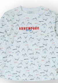 Camiseta infantil gris claro con pequeños garabatos de montañas y las palabras "ADVENTURE time" en rojo y azul centradas en la parte delantera.