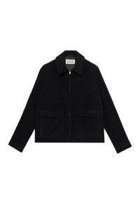 Svart ulljacka med spetsig krage, framdragkedja och två påsydda fickor. Har långa ärmar och en skräddarsydd, kortad form.