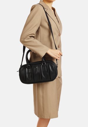 Borsa da donna nera in ecopelle con forma arrotondata, chiusura con zip, due manici corti e una tracolla regolabile; presenta dettagli con pannelli cuciti.
