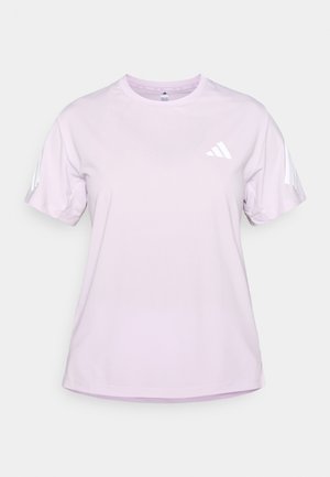 Lys lilla trenings-T-skjorte med rund hals, korte ermer, en hvit logo på brystet og hvite striper på ermene.