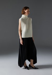 Zign Studio WOOL VEST - Džemperis - sand