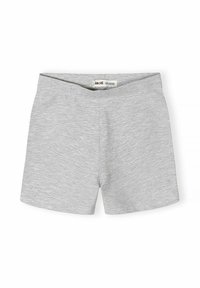 Shorts pour femmes gris clair, longueur mi-cuisse, avec une taille haute, fabriqués dans un tissu doux et extensible, présentés à plat sur un fond blanc.
