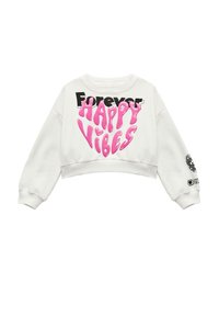 Biały skrócony sweatshirt z wyrazistym różowym napisem "HAPPY VIBES" oraz czarnym "Forever" powyżej. Rękawy mają dopasowany krój, z graficznym detalem na rękawie.