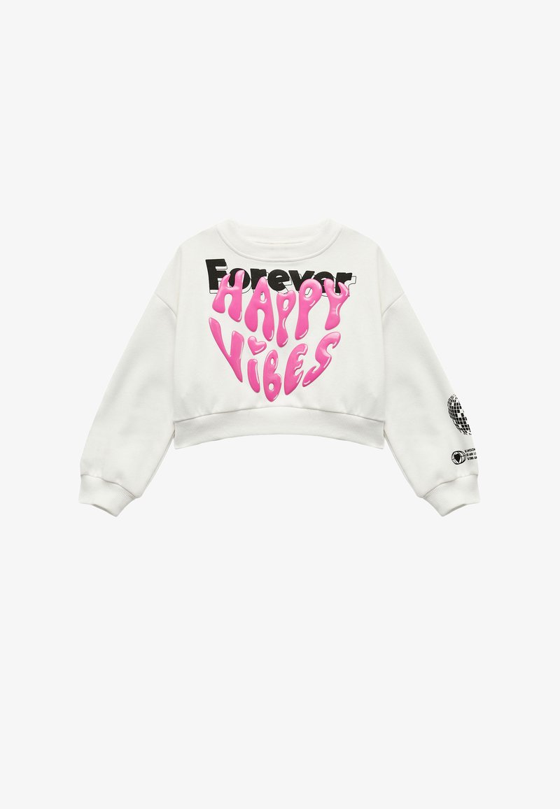 Biały skrócony sweatshirt z wyrazistym różowym napisem "HAPPY VIBES" oraz czarnym "Forever" powyżej. Rękawy mają dopasowany krój, z graficznym detalem na rękawie.