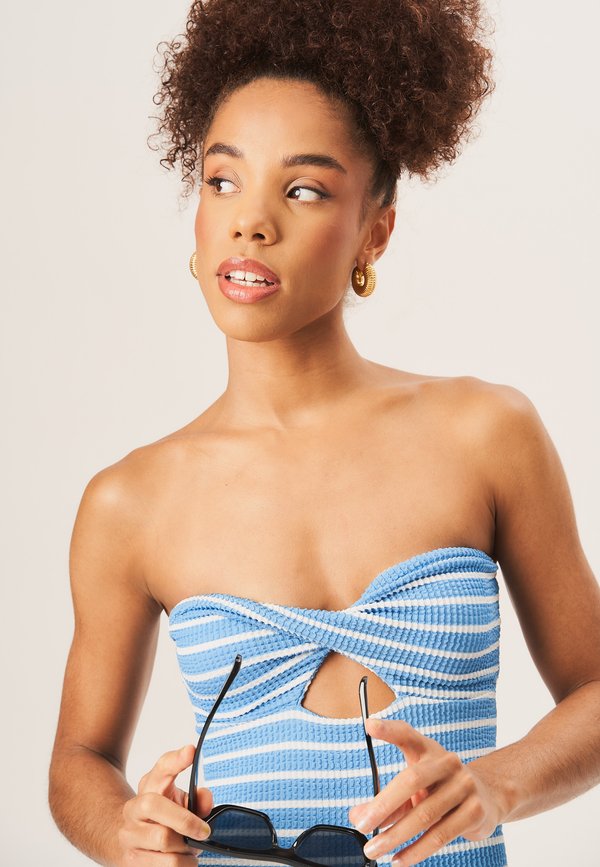 TWIST FRONT TEXTURED - Swimsuit2