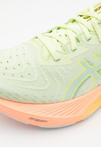 ASICS NOVABLAST 4  PARIS - Väglöparskor - neon green/orange/yellow