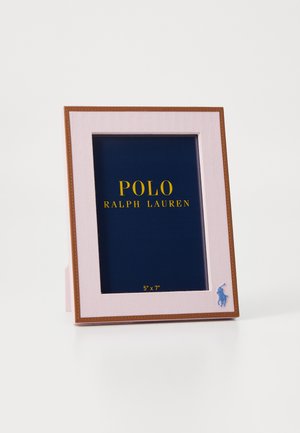 Cornice fotografica Ralph Lauren con bordo testurizzato rosa e accenti marroni, che mostra un passepartout blu con "POLO RALPH LAUREN" in oro. Dimensioni: 5"x7".